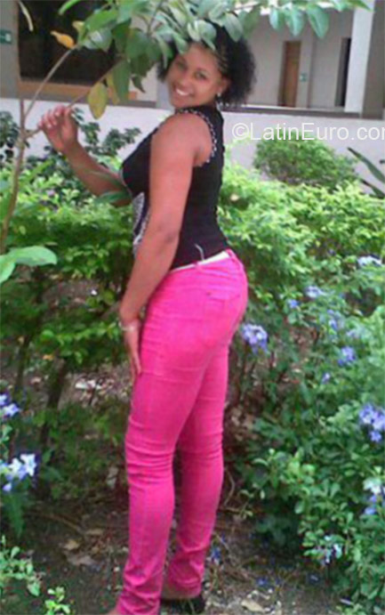 Date this happy Dominican Republic girl Rossana from Santo Domingo DO21422