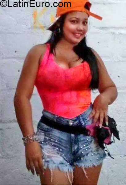 Date this nice looking Colombia girl Yunaira from Barranquilla CO16997