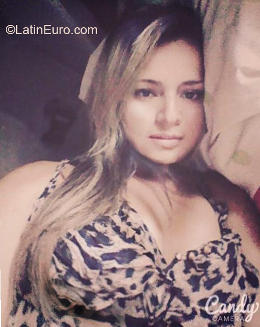 Date this young Colombia girl Thhayy from Pereira CO17011