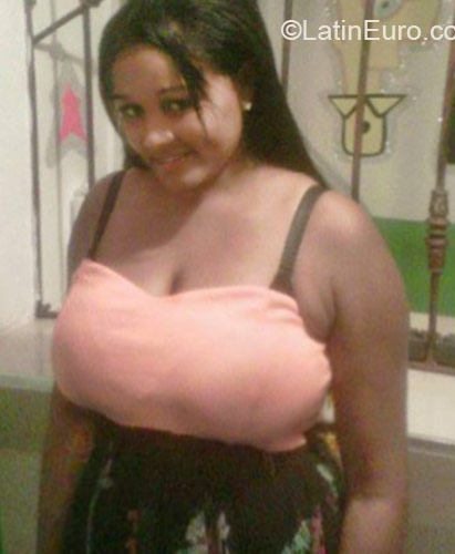 Date this foxy Dominican Republic girl Yerial from Santo Domingo DO21478