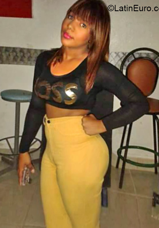 Date this exotic Dominican Republic girl Tharia from Santo Domingo DO21537