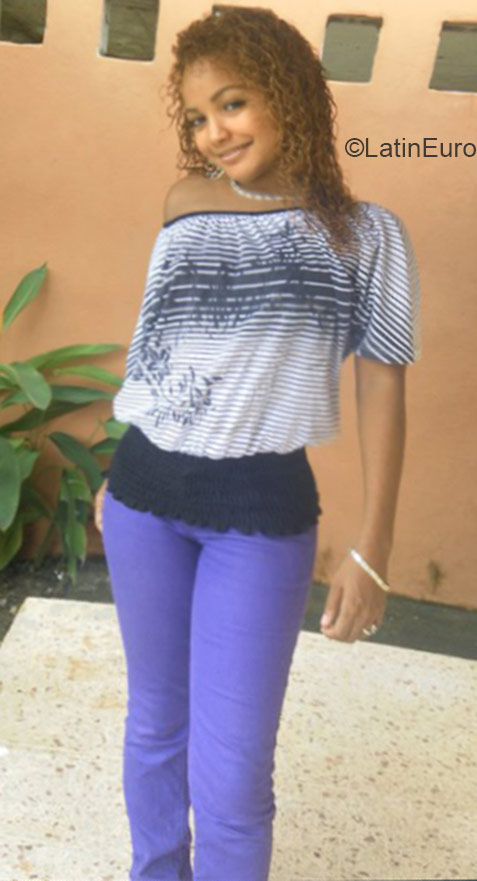 Date this pretty Dominican Republic girl Dariany from Santo Domingo DO21619