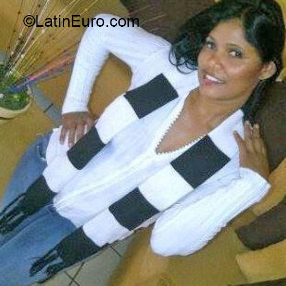 Date this athletic Dominican Republic girl Elicia from La Vega DO21663