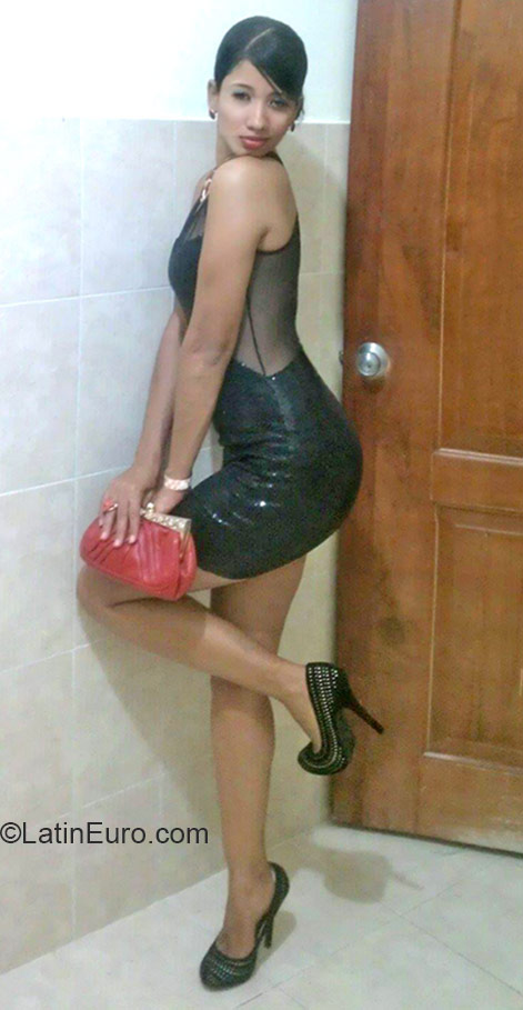 Date this good-looking Dominican Republic girl Lorena from Santo Domingo DO21694