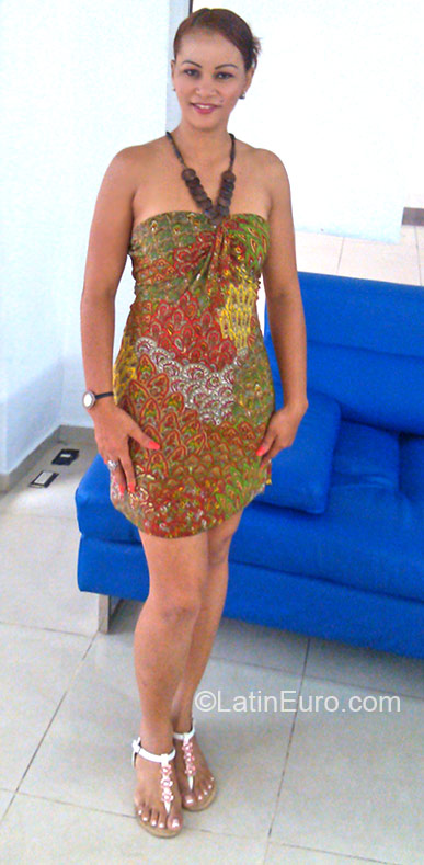 Date this nice looking Dominican Republic girl Leidy from Santo Domingo DO21756
