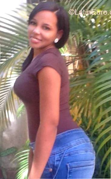 Date this nice looking Dominican Republic girl Lucero from Santo Domingo DO21764