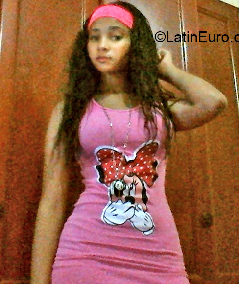 Date this athletic Dominican Republic girl Lenny from Santo Domingo DO21782