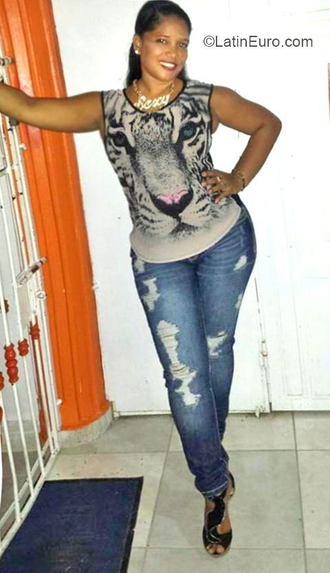 Date this nice looking Dominican Republic girl Shakira from Santo Domingo DO21859