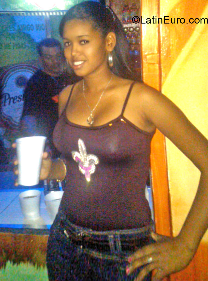 Date this athletic Dominican Republic girl Diany from Santo Domingo DO21936