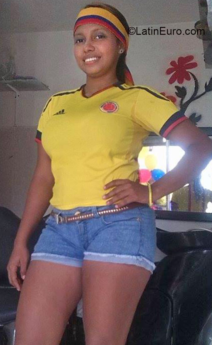 Date this foxy Colombia girl Lurenes from Cartagena CO17492