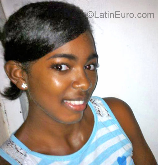 Date this lovely Dominican Republic girl Ambiar from Santo Domingo DO21938