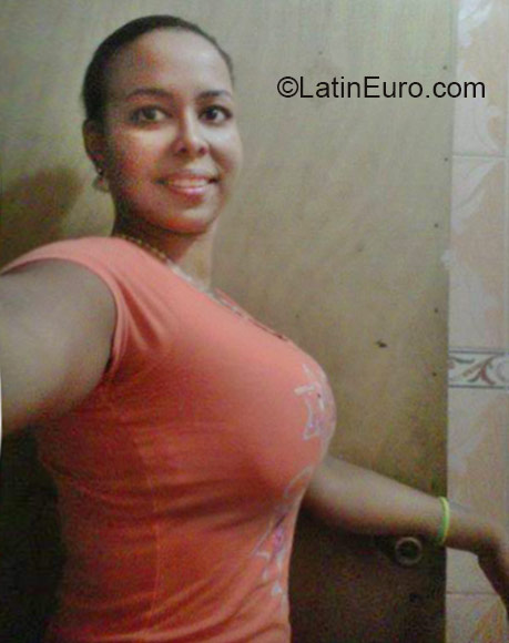 Date this exotic Dominican Republic girl Yuliydi from Santo Domingo DO21980