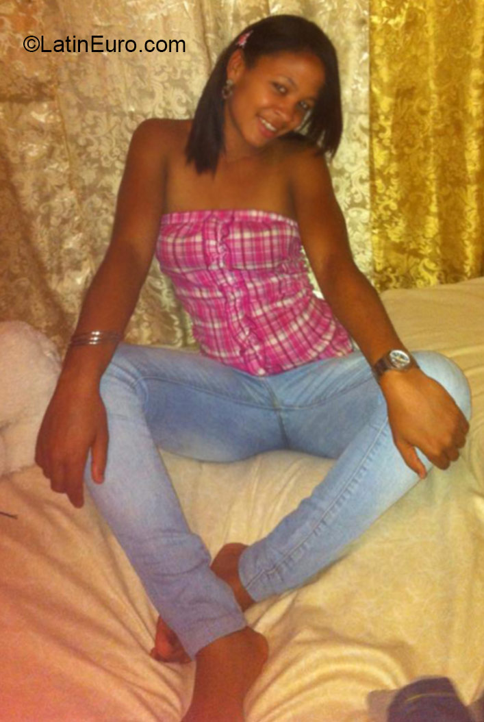 Date this cute Dominican Republic girl Priscila from Santo Domingo DO22329