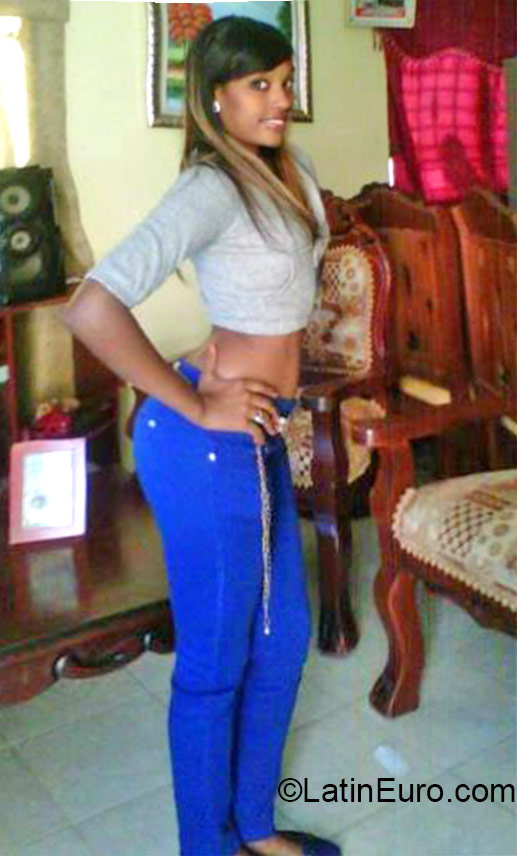 Date this good-looking Dominican Republic girl JAZMIL from Santo Domingo DO22332