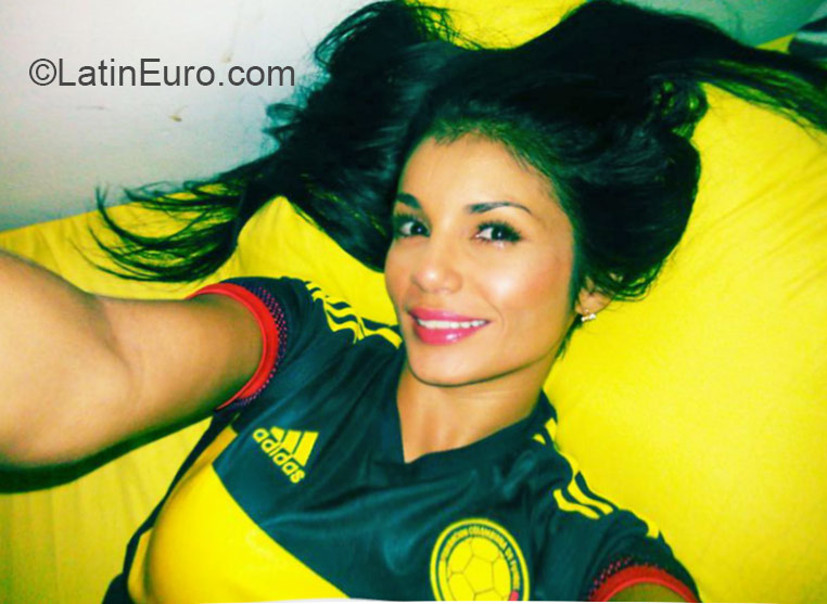 Date this sensual Colombia girl Xiomara from Medellin CO17513
