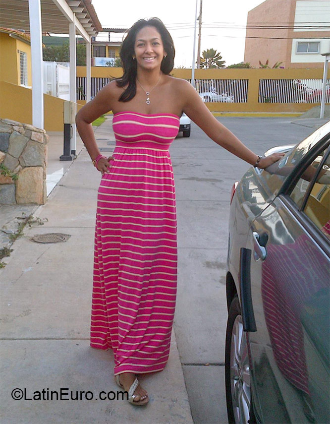 Date this nice looking Venezuela girl Yetzica from Valencia VE522