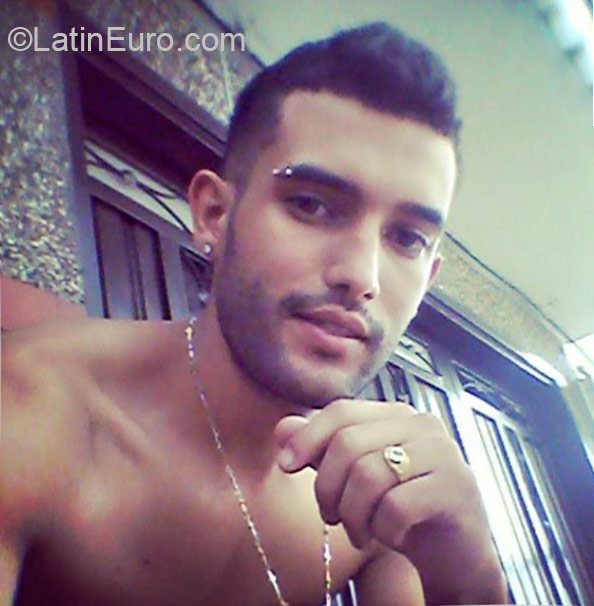Date this voluptuous Colombia man Julian from Medellin CO17569