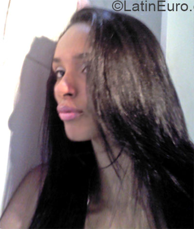 Date this hot Brazil girl Suellen from Rio De Janeiro BR9362