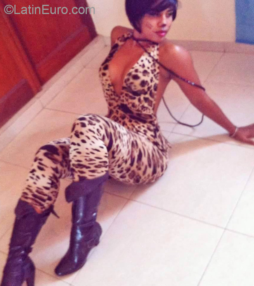 Date this foxy Dominican Republic girl Artagracia from Santo Domingo DO22449