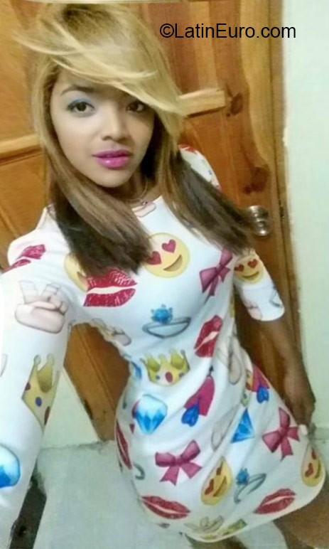 Date this good-looking Dominican Republic girl Karol from Santo Domingo DO22450