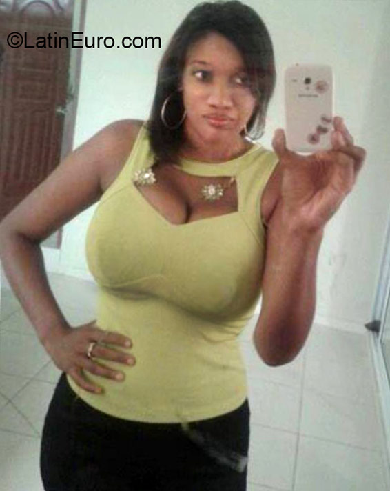 Date this attractive Dominican Republic girl Alejandra from Santiago DO22458