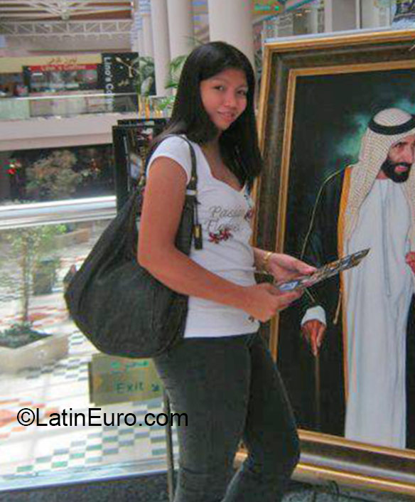 Date this nice looking United Arab Emirates girl Jennifer from Dubai AE42