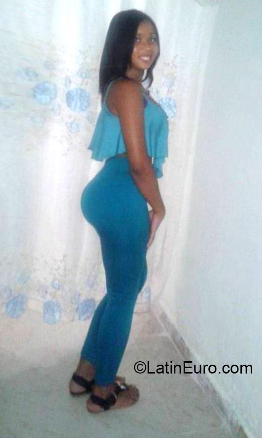 Date this athletic Dominican Republic girl Paola from Santo Domingo DO22489