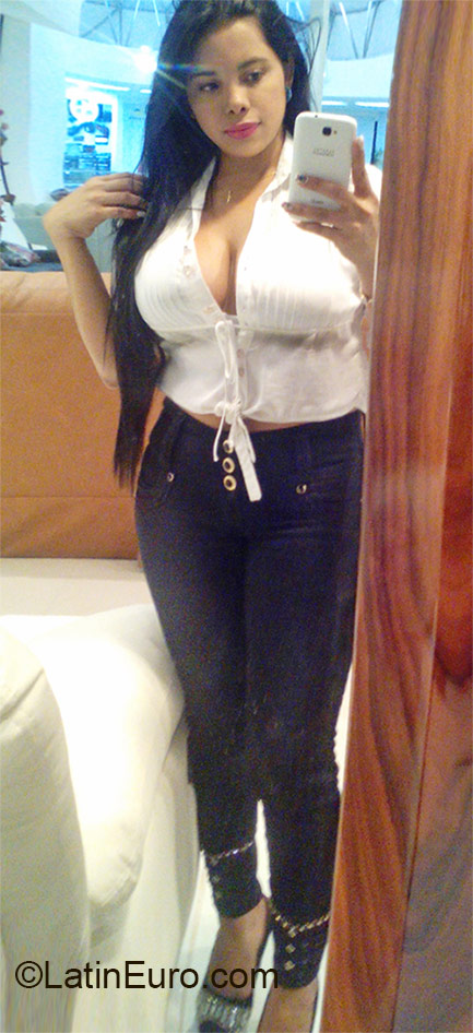 Date this sensual Colombia girl Valeria from Pereira CO17620