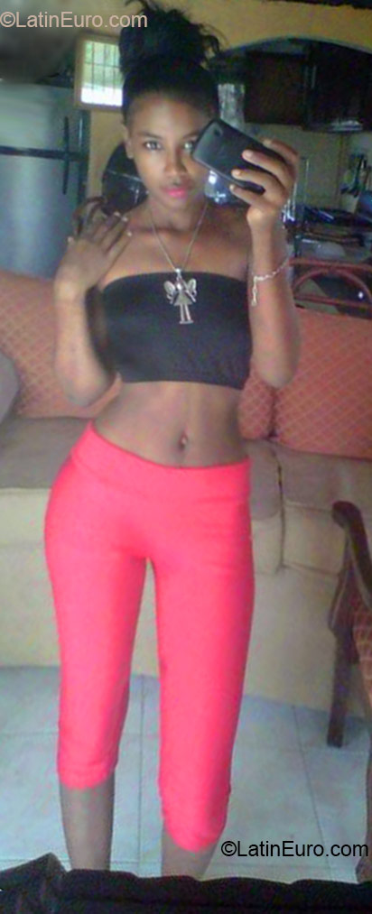 Date this hard body Dominican Republic girl Yoamia from Santo Domingo DO22954