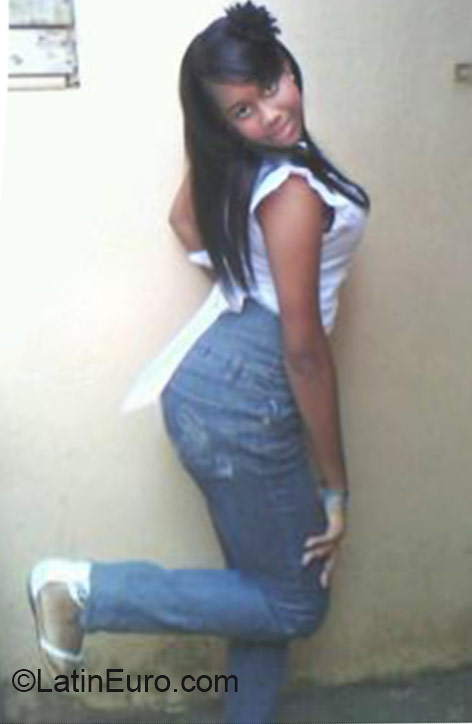 Date this charming Dominican Republic girl Amanda from Santo Domingo DO23849