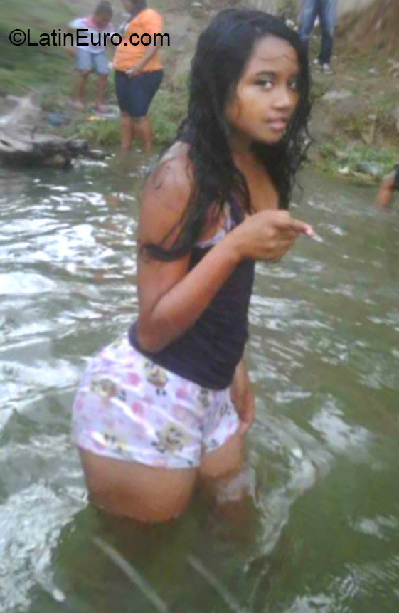 Date this hot Dominican Republic girl Pamelita from Santo Domingo DO22579