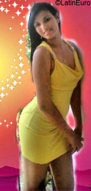 Date this hard body Dominican Republic girl Digna from Santo Domingo DO22615