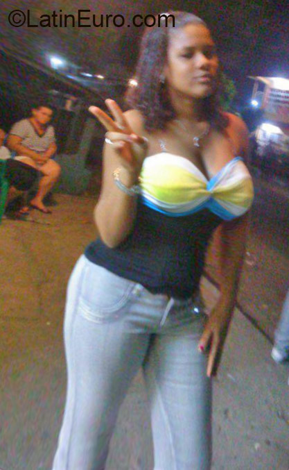 Date this pretty Dominican Republic girl Indhiria from Santo Domingo DO22686