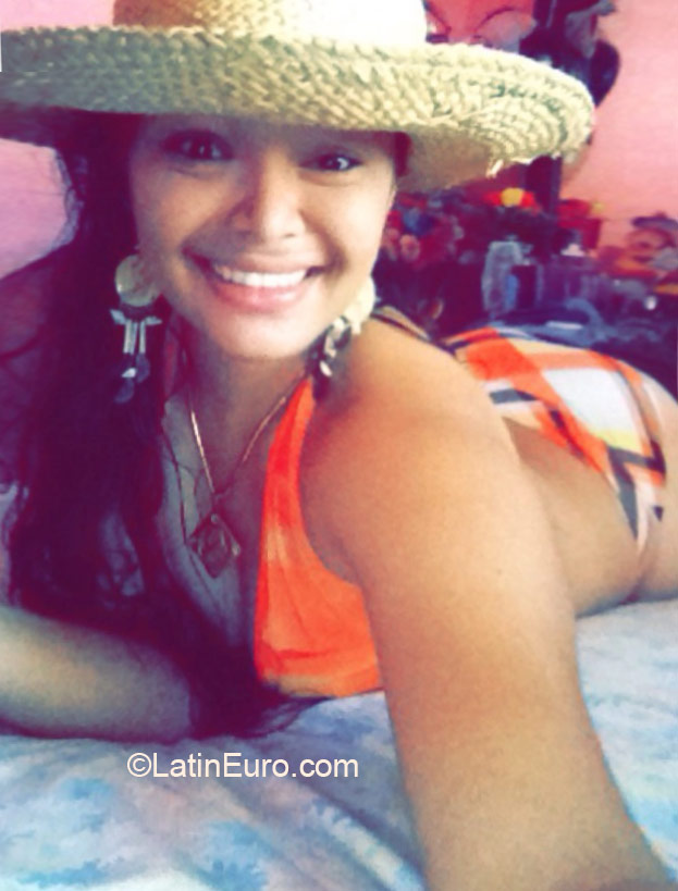 Date this foxy Honduras girl Suyapa from Tela Atlantida HN1595