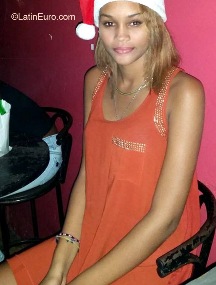 Date this nice looking Dominican Republic girl Maria Alta from Santo Domingo DO22771