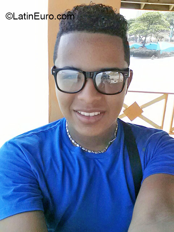 Date this foxy Dominican Republic man Michaell from Santo Domingo DO22794