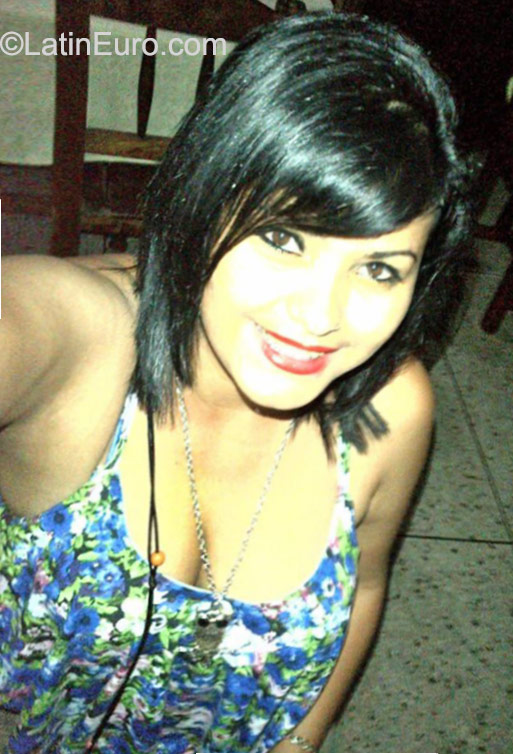 Date this nice looking Venezuela girl Candida from San Juan De Colon VE584