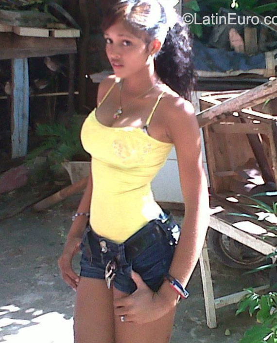 Date this gorgeous Dominican Republic girl Alexia from Santo Domingo DO22955