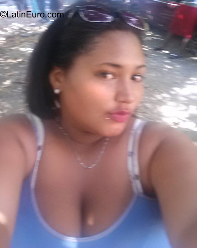 Date this happy Dominican Republic girl Jarony from Santo Domingo DO23058