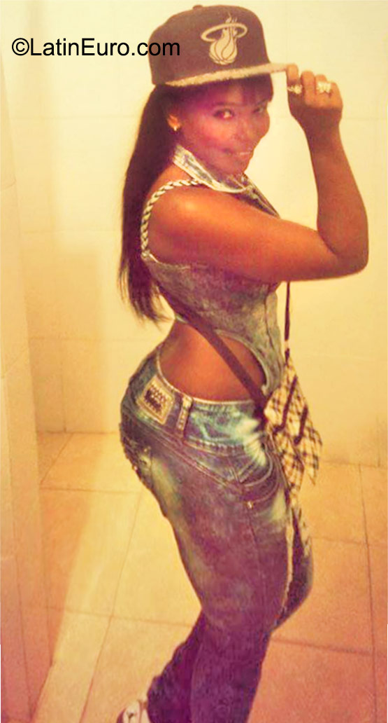 Date this nice looking Dominican Republic girl Crisy from Santo Domingo DO23089