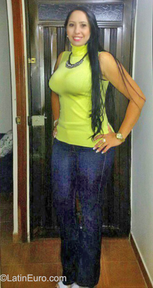 Date this attractive Colombia girl Andrea from Medellin CO17942