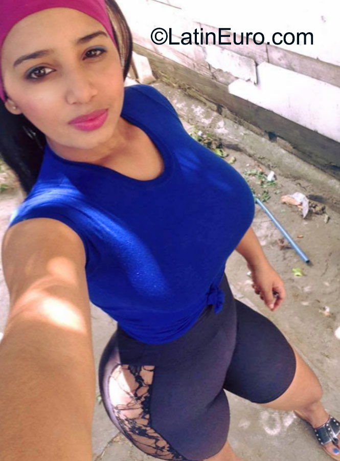 Date this nice looking Dominican Republic girl Illeana from Santo Domingo DO23113