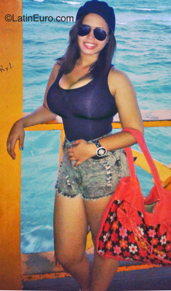 Date this stunning Dominican Republic girl Laura from Santo Domingo DO23125