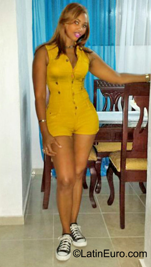 Date this voluptuous Dominican Republic girl Sonia from Santo Domingo DO23141