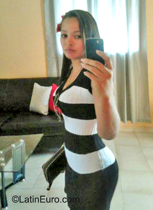 Date this gorgeous Dominican Republic girl Yinet from Santo Domingo DO23138
