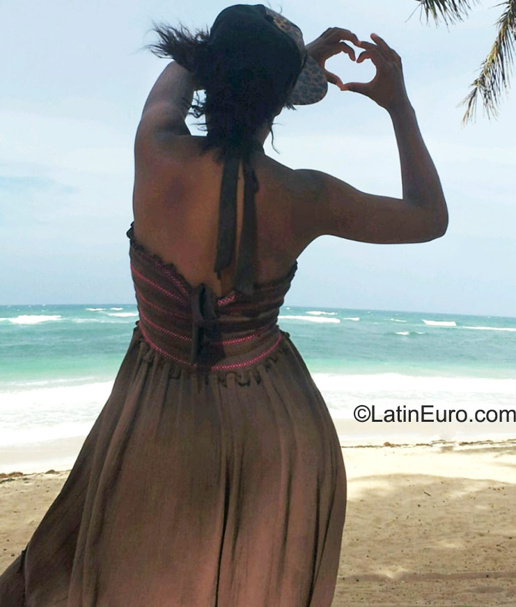 Date this sultry Dominican Republic girl Rainia from Santo Domingo DO23188