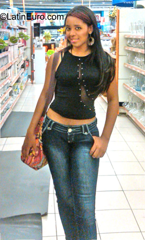 Date this gorgeous Dominican Republic girl Esmarlyn from Santiago DO23298