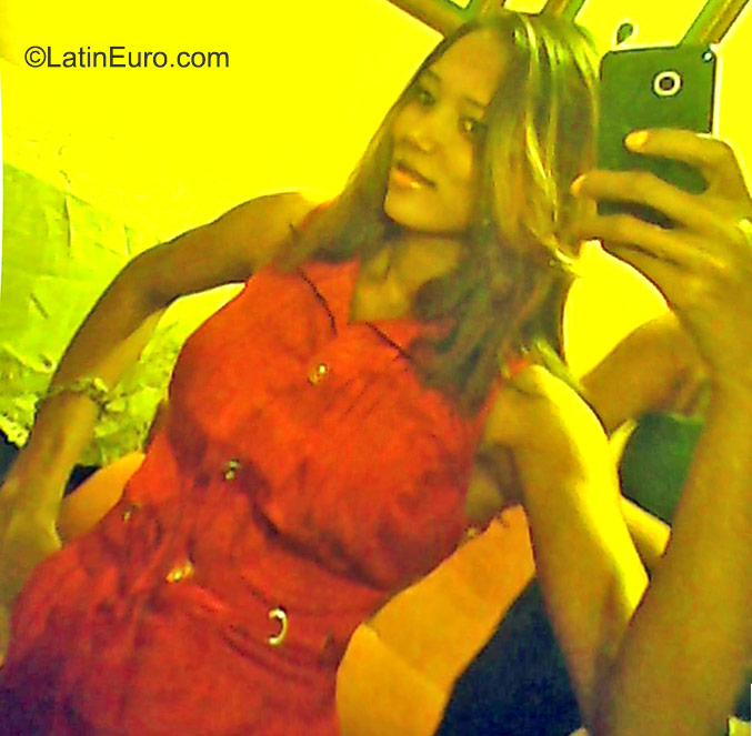 Date this nice looking Dominican Republic girl Yiselle from Santo Domingo DO23358