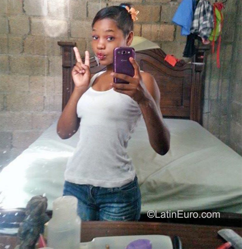 Date this delightful Dominican Republic girl Isabel from Santo Domingo DO23425
