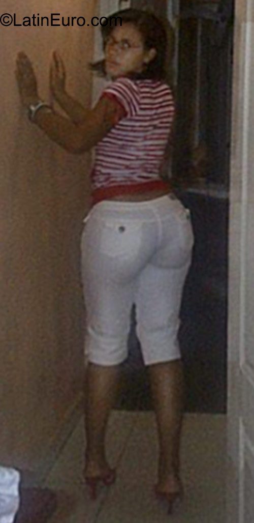 Date this sensual Dominican Republic girl Yisel from Santo Domingo DO23462